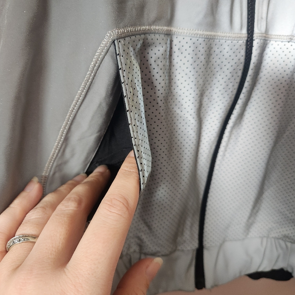 Lululemon Bright Reflective Silver Black Bomber Jacket Zip Size 6 EUC - Picture 4 of 10